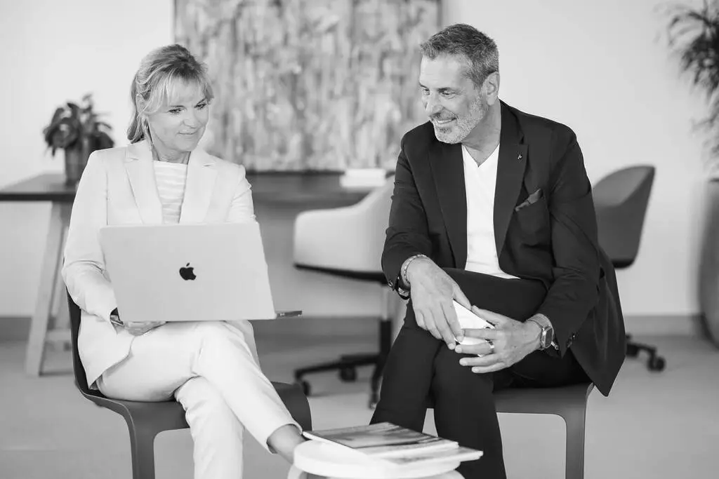 Astro-Stadtgeflüster Ein tiefes Coaching-Angebot für Menschen, die ihre eigene innere Landkarte neu lesen und leben wollen. Verborgene Seiten erkennen. Stärken benennen. Den eigenen Kurs setzen. Wirtschafts-Astro – Dein Flow Für Unternehmer:innen, Selbstständige & Visionär:innen. Strategische Entscheidungen mit Weitblick – basierend auf kosmischen Zyklen, Persönlichkeit und echter Führungskraft. Astrologie, Business-Astrologie, Astrologie Coaching, Astrologie Beratung, Wirtschaftsastrologie,